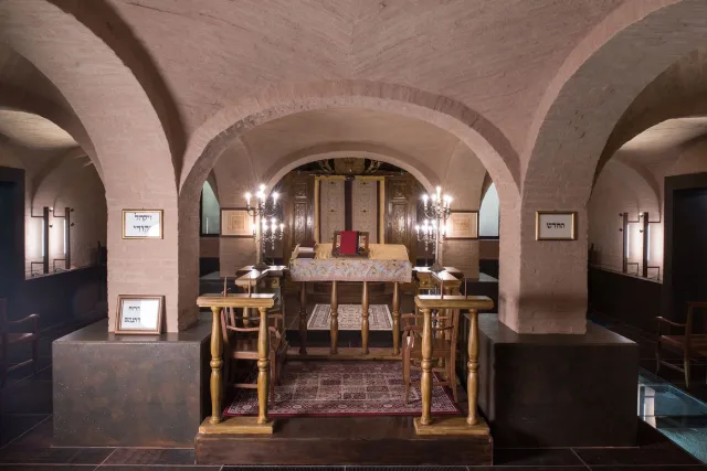 Il Tempio piccolo Beth Yedidiah: la tev&agrave; e l&rsquo;aron sotto le volte